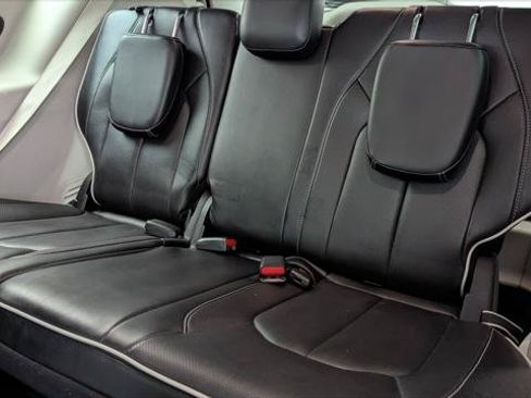 Used 2023 Chrysler Pacifica Limited FWD image 17