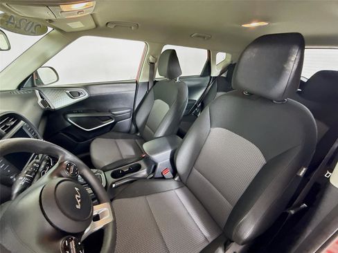 Used 2024 Kia Soul LX w/ LX Technology Package image 11