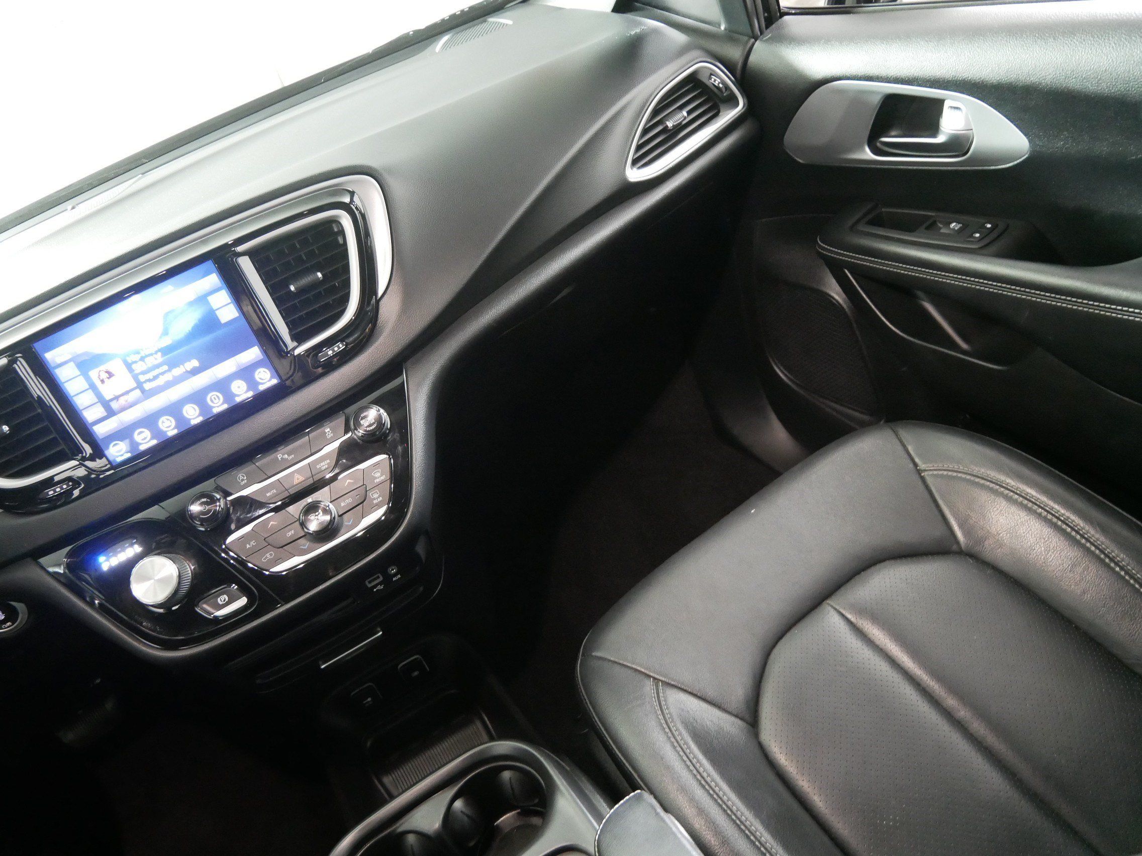 Used 2020 Chrysler Pacifica Touring-L FWD image 11