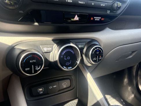 Used 2025 Hyundai Venue SEL FWD image 26