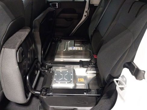 Used 2025 Jeep Wrangler Unlimited Sahara w/ Safety Group image 9