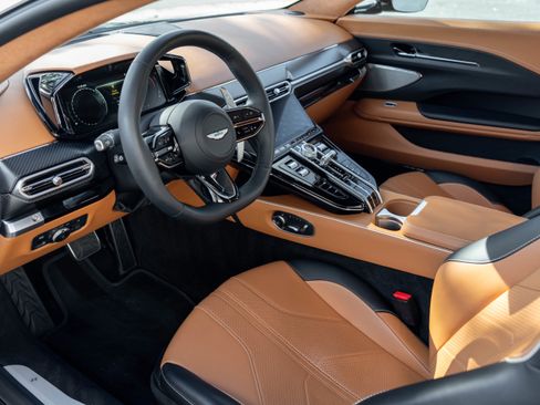 Used 2025 Aston Martin V8 Vantage Coupe image 3