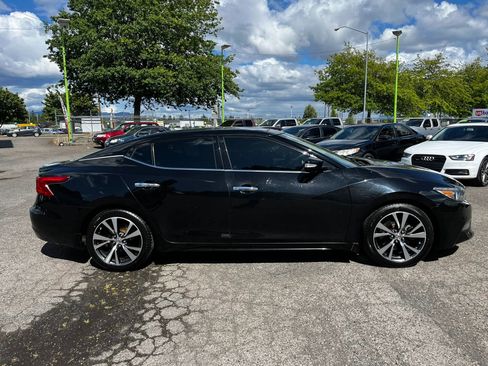 Used 2017 Nissan Maxima Platinum w/ Interior Lighting Package FWD image 2