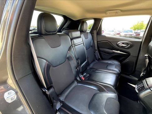 Used 2015 Jeep Cherokee Trailhawk w/ Comfort/Convenience Group AWD/4WD image 17