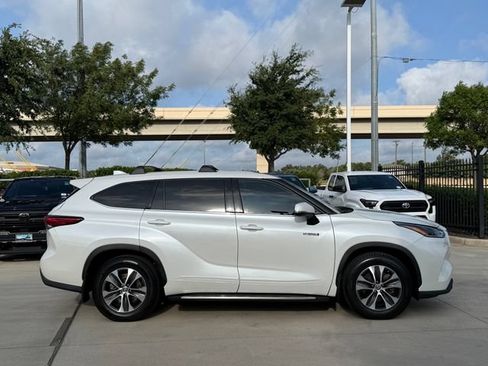 Used 2021 Toyota Highlander LE FWD image 7