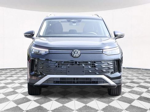 Used 2025 Volkswagen Tiguan SE image 8