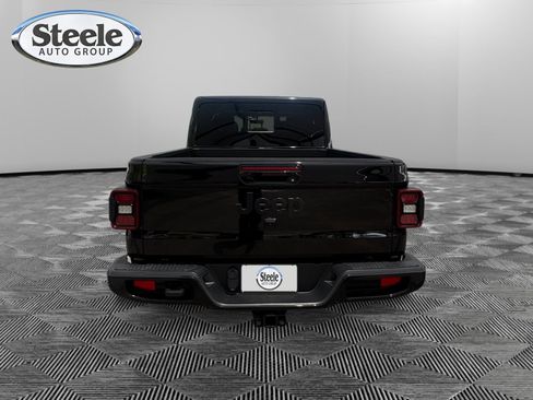 Used 2023 Jeep Gladiator Overland AWD/4WD image 4