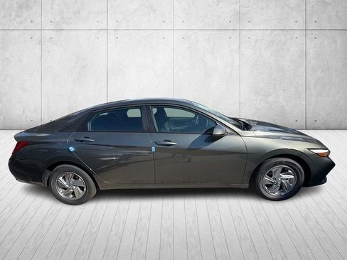 New 2026 Hyundai Elantra SE FWD image 4