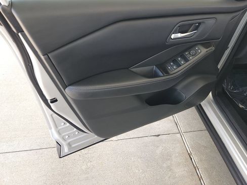 Used 2025 Nissan Rogue SV AWD/4WD image 28