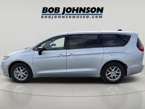 Used 2024 Chrysler Pacifica Touring-L FWD image 6