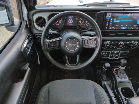 Used 2025 Jeep Gladiator Sport AWD/4WD image 15