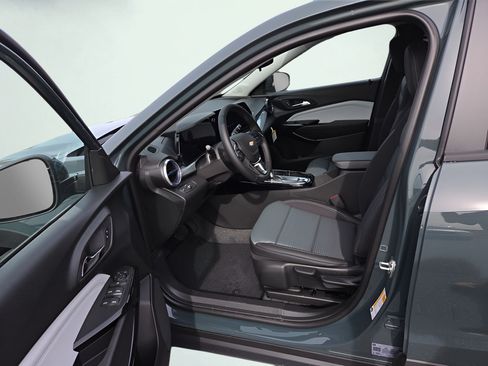 New 2026 Chevrolet Trax LT w/ LT Convenience Package FWD image 9
