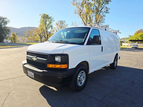Used 2017 Chevrolet Express 2500 image 3
