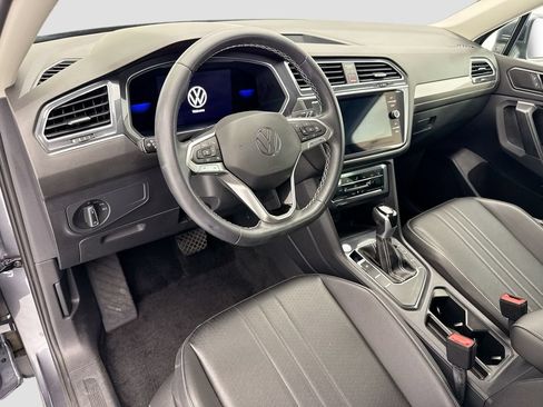 Used 2023 Volkswagen Tiguan SE FWD image 9