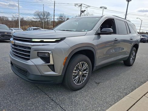 Certified 2025 Chevrolet Traverse LT image 3