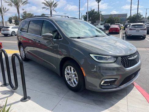 Used 2022 Chrysler Pacifica Touring-L FWD image 8