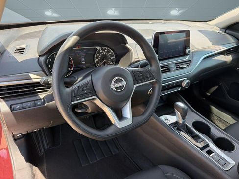 Used 2025 Nissan Altima 2.5 SV AWD/4WD image 4