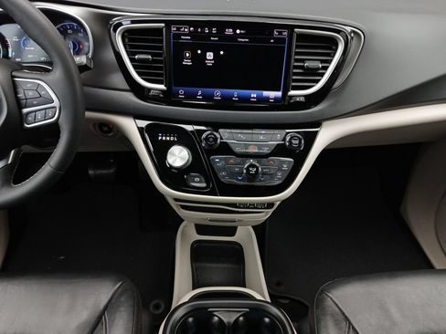 Used 2022 Chrysler Pacifica Touring-L FWD image 3