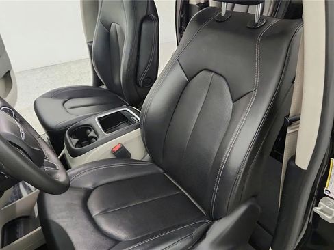 Used 2024 Chrysler Pacifica Touring-L image 24