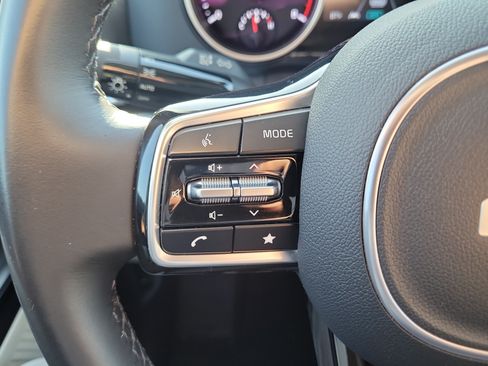 Used 2023 Kia Carnival LX FWD image 25