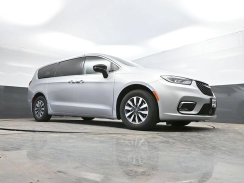 Used 2024 Chrysler Pacifica Limited FWD image 32