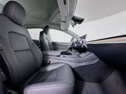 Used 2025 Tesla Model Y Long Range RWD image 31
