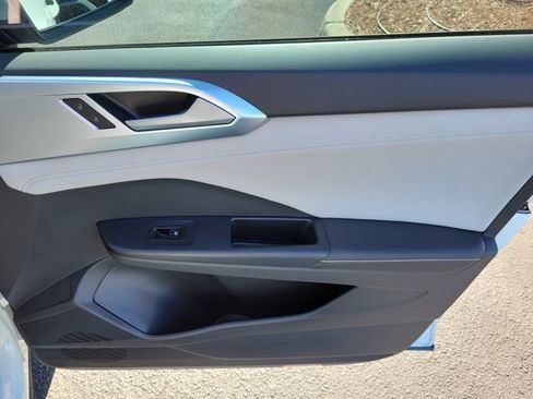 Certified 2025 Volkswagen Taos SE image 8