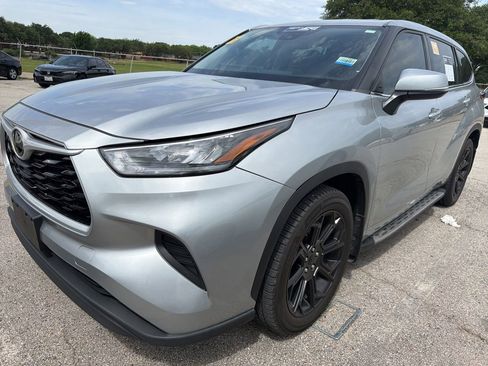 Used 2022 Toyota Highlander L FWD image 1