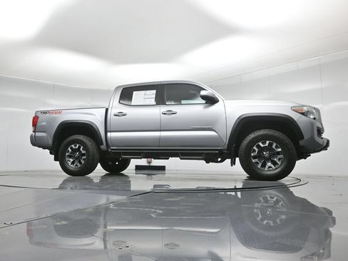 Used 2019 Toyota Tacoma TRD Off-Road w/ Technology Package AWD/4WD image 4