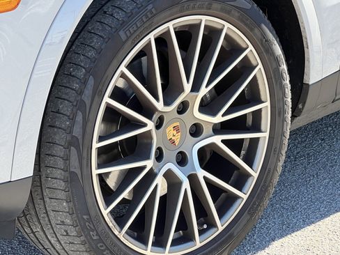 Certified 2022 Porsche Cayenne Platinum Edition image 12