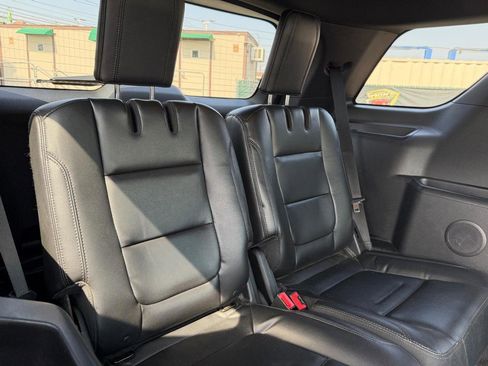Used 2017 Ford Explorer XLT w/ Equipment Group 202A FWD image 38