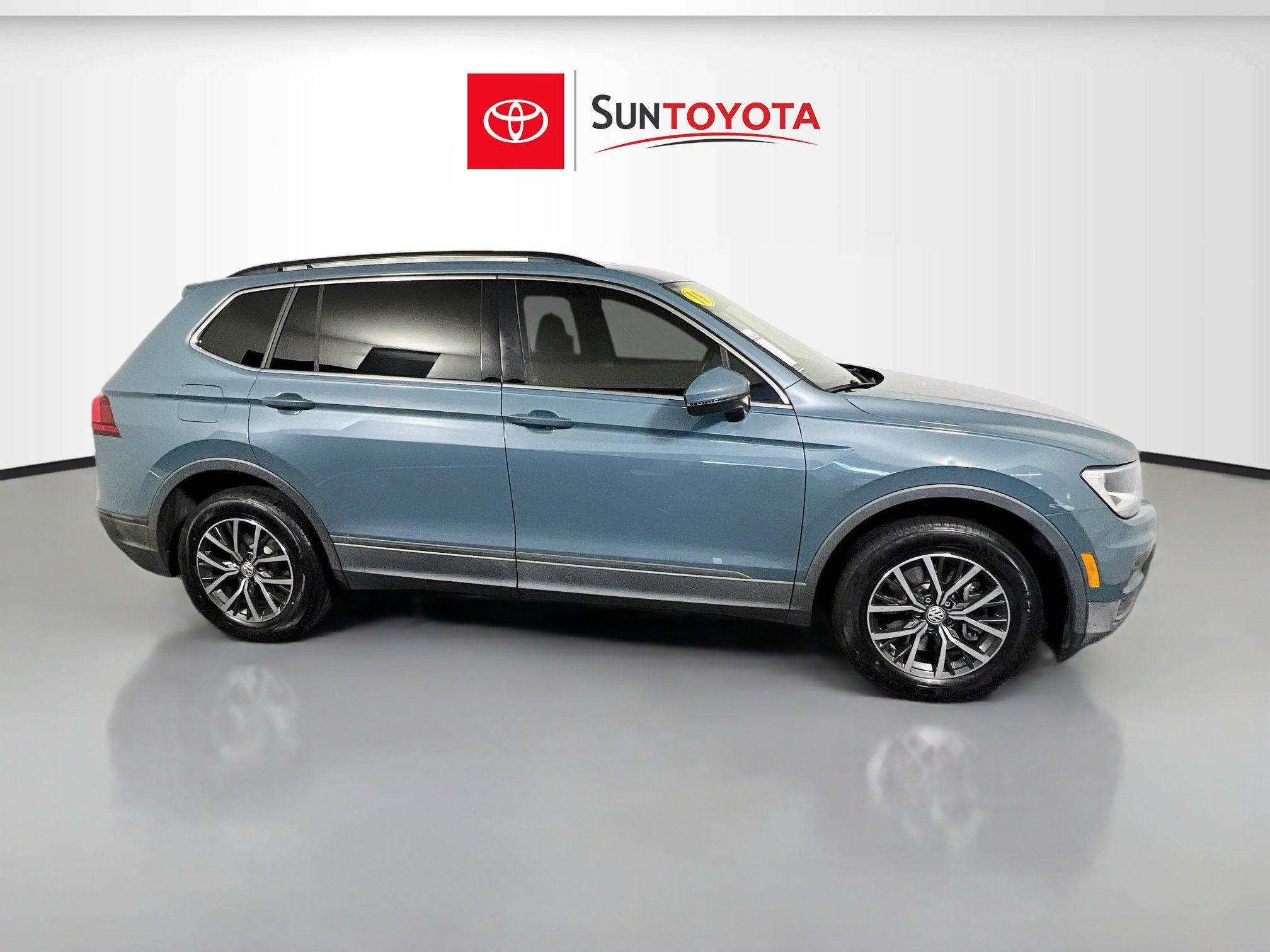 Used 2019 Volkswagen Tiguan SE w/ Panoramic Sunroof Package FWD image 1