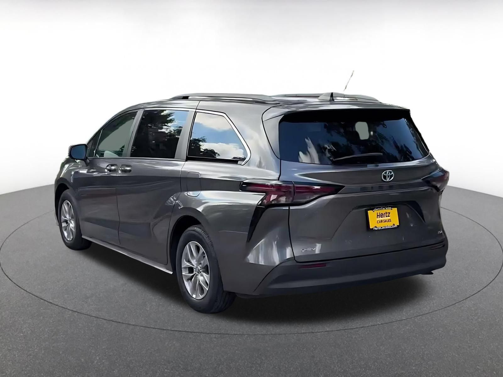 Used 2025 Toyota Sienna XLE FWD image 9