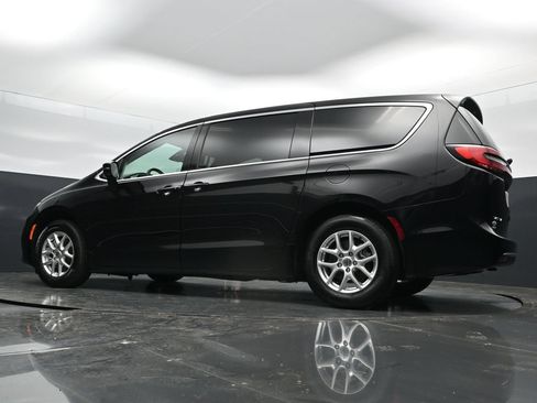Used 2024 Chrysler Pacifica Touring-L FWD image 25