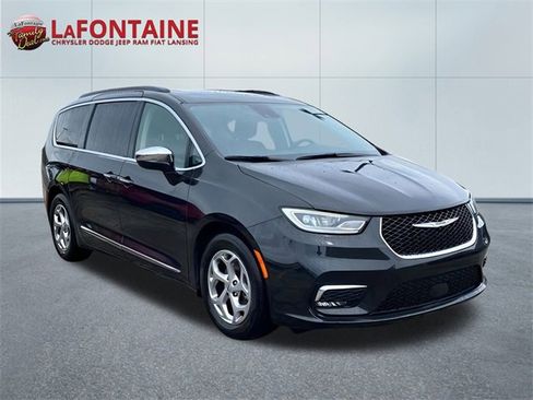 Used 2023 Chrysler Pacifica Limited image 3
