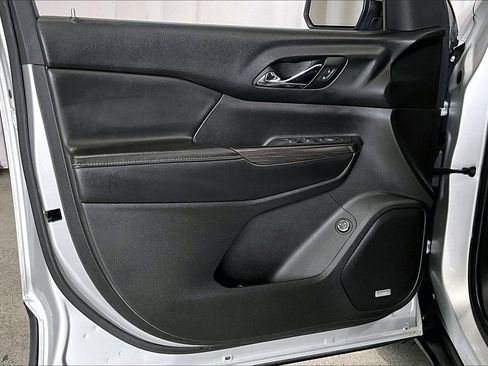 Used 2018 GMC Acadia SLT image 25