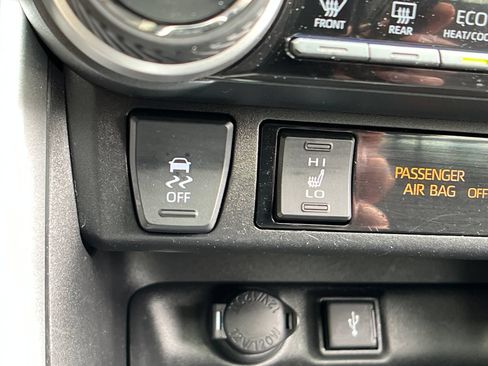 Used 2022 Toyota RAV4 XLE w/ Convenience Package AWD/4WD image 29