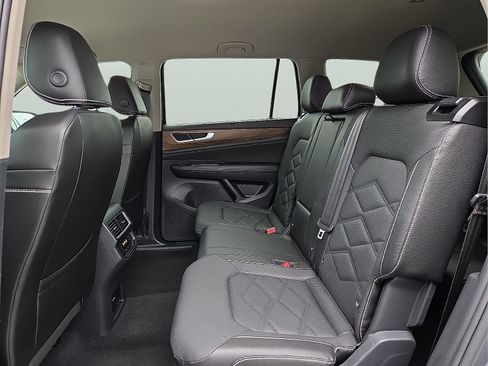Used 2025 Volkswagen Atlas SE AWD/4WD image 10