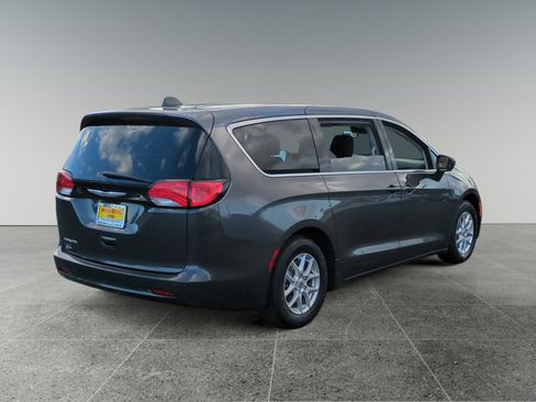 Used 2023 Chrysler Voyager LX image 5
