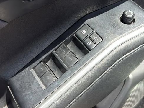 Used 2021 Toyota Highlander L FWD image 18