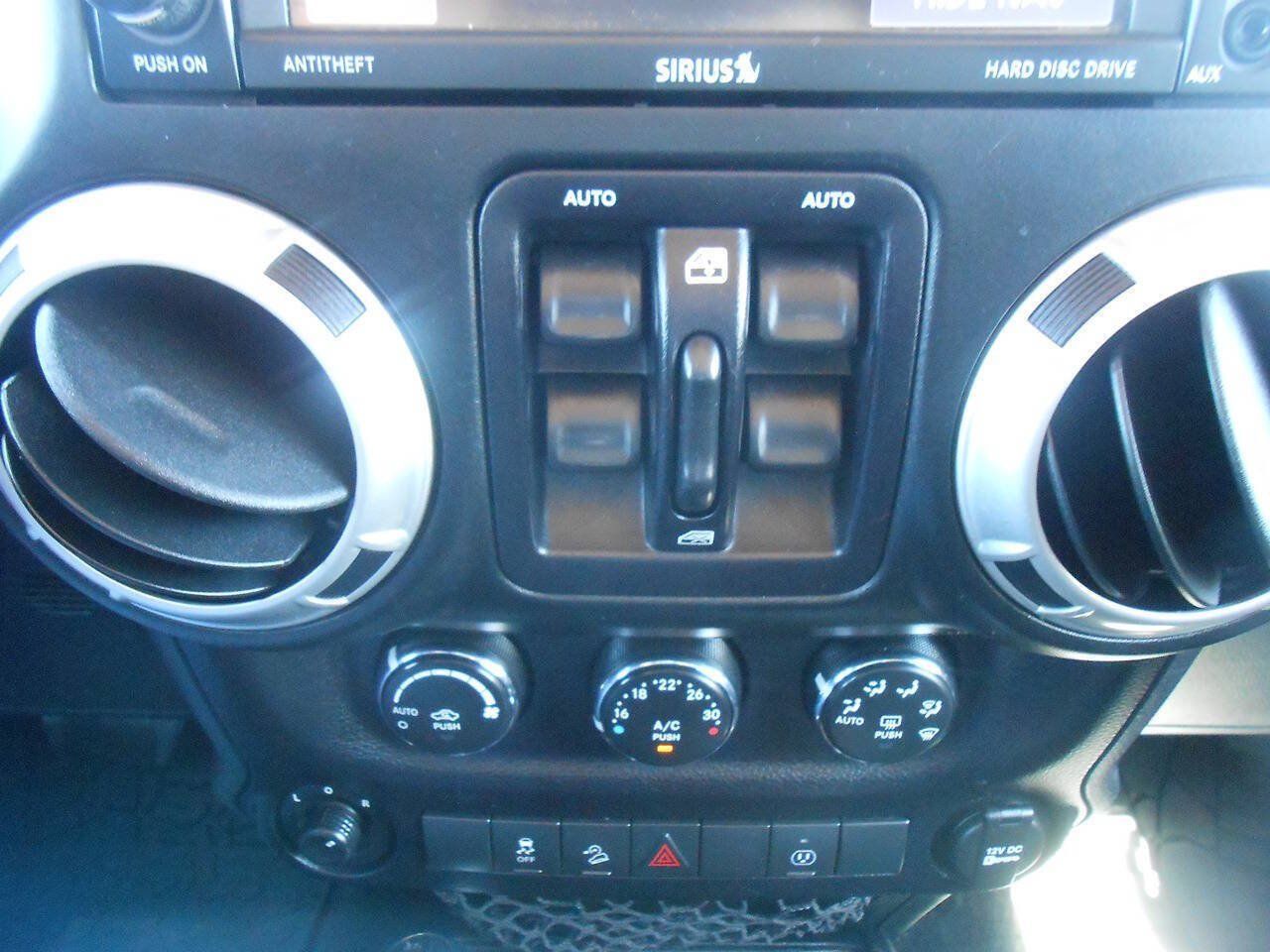 Used 2016 Jeep Wrangler Unlimited Sahara w/ Connectivity Group AWD/4WD image 13