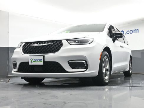 Used 2024 Chrysler Pacifica Limited FWD image 7