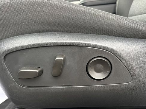 Used 2025 GMC Acadia Elevation image 17