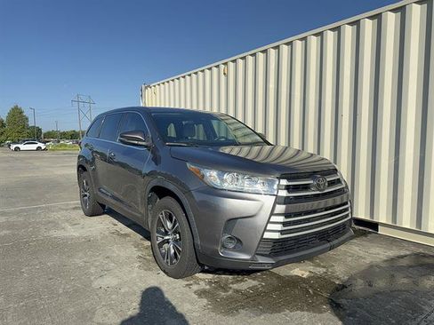 Used 2019 Toyota Highlander LE FWD image 1