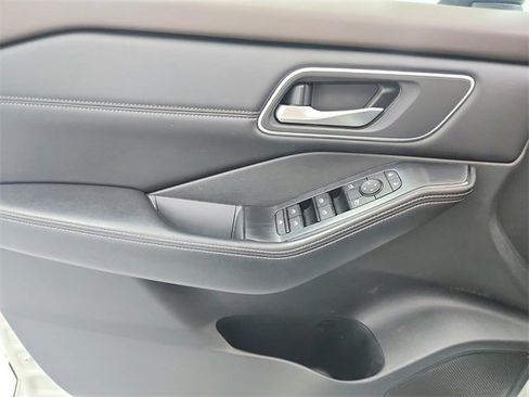 Used 2021 Nissan Rogue SV w/ Premium Package image 31