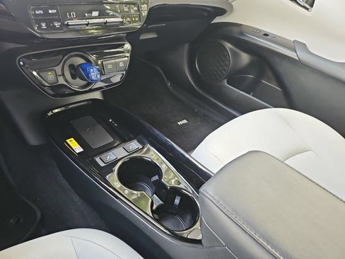 Used 2020 Toyota Prius XLE FWD image 22