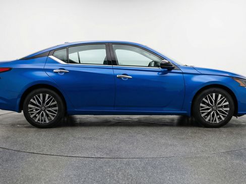 Used 2025 Nissan Altima 2.5 SV image 11