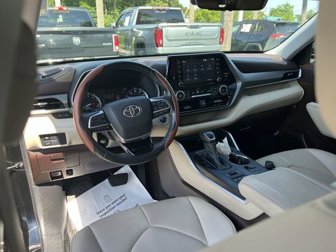Used 2021 Toyota Highlander XLE AWD/4WD image 30