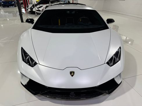 Used 2018 Lamborghini Huracan Performante image 2