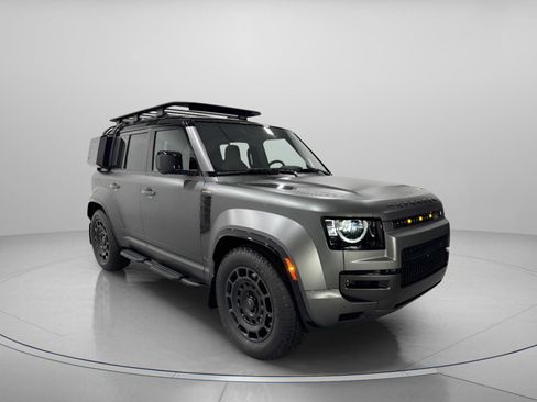 Used 2025 Land Rover Defender 110 image 8